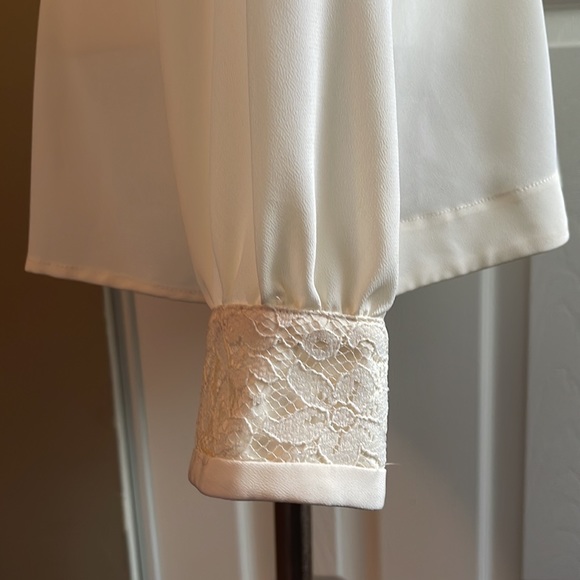 EUC Notations Women’s sz. 8 Ivory and Lace long sleeve blouse with pearl buttons - Picture 5 of 15